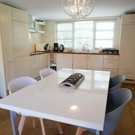 Jewel Apartment *